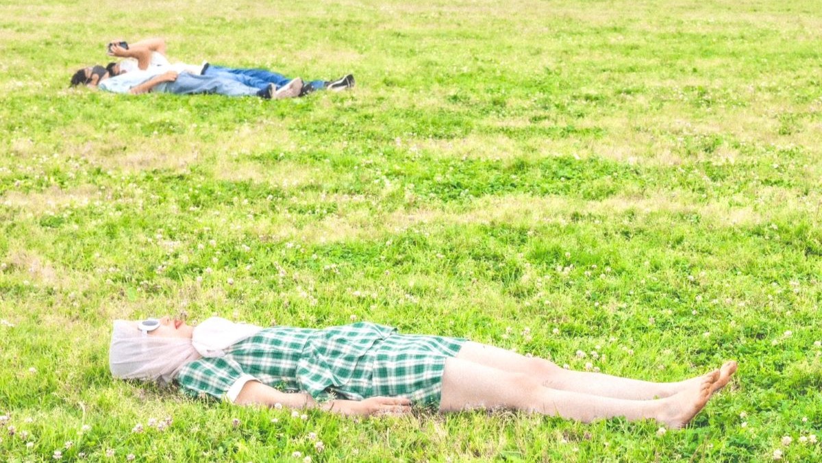草の上で寝転ぶ